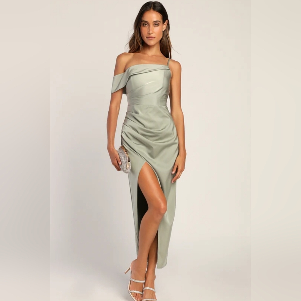 Showing Off a Little Sage Green Asymmetrical Tulip